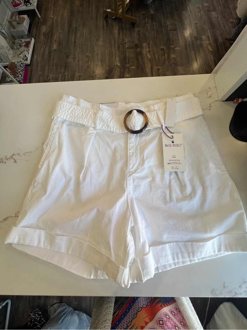 Gloria Vanderbilt White High-Waist Belted Shorts with Wooden Ring NWT